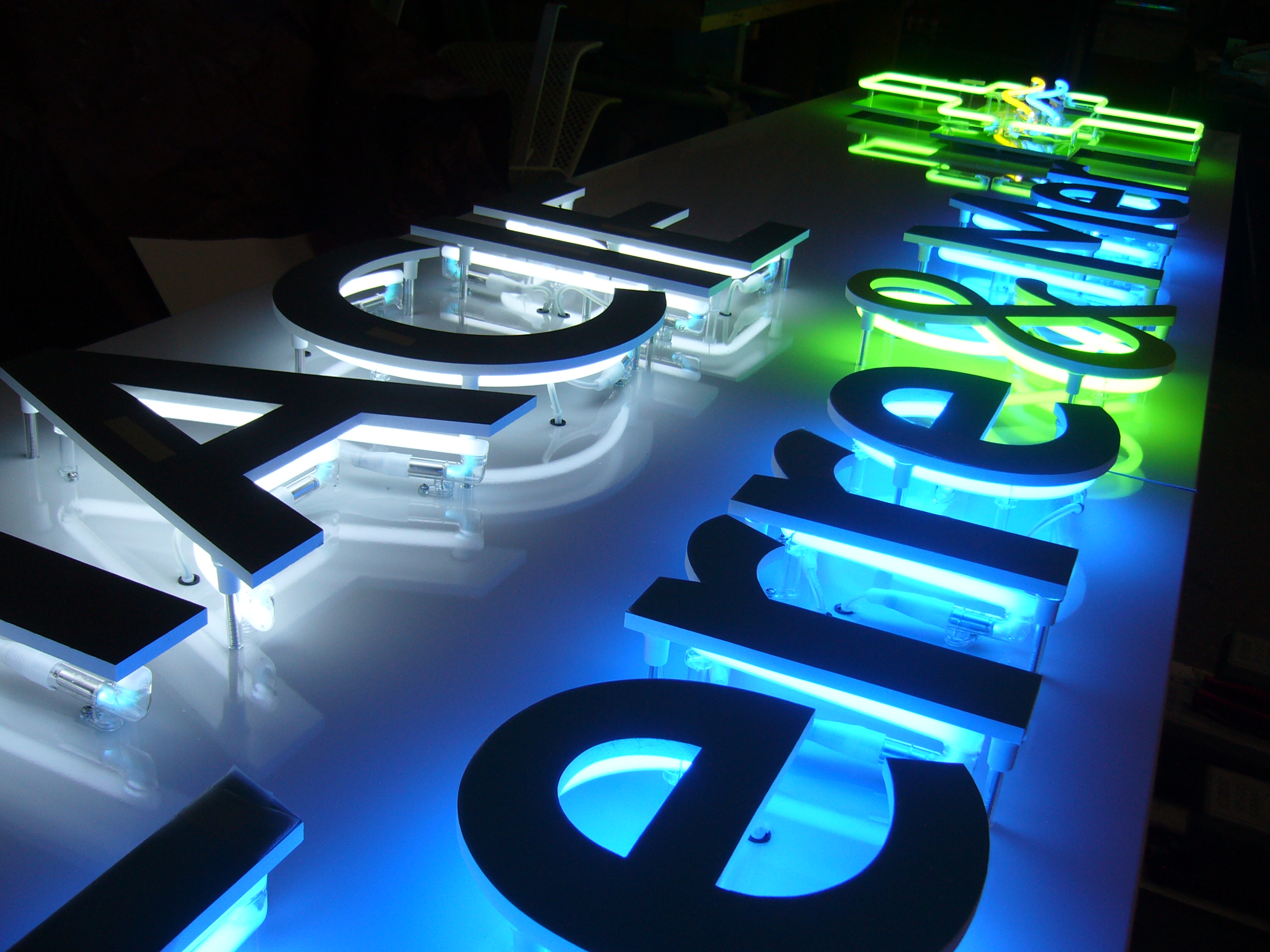 chronograph-fabrication-retroeclairage-neon-grand-ouest