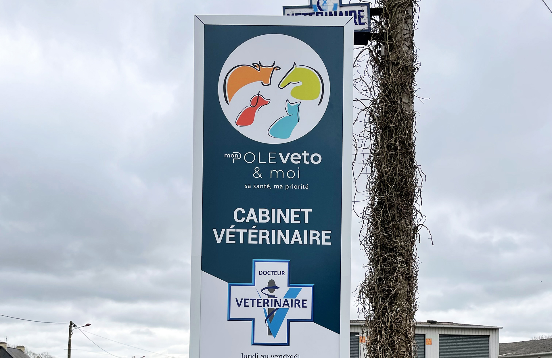 chronograph-pole-veto-signaletique-exterieur-totem